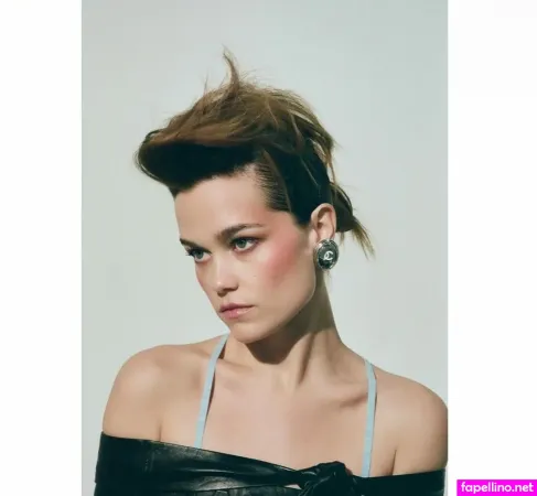 Sarah Catherine Hook OnlyFans Thumbnail #NrU8M9cBio