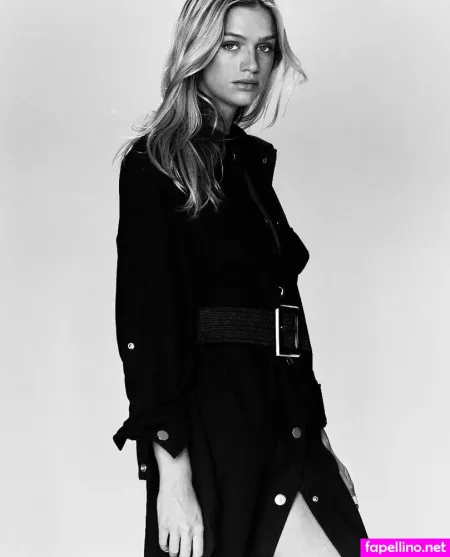 Sarah Hands OnlyFans Thumbnail #DFoWeweiNm