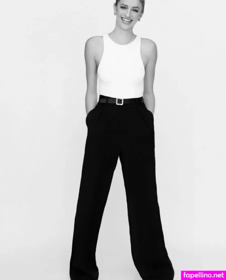 Sarah Hands OnlyFans Thumbnail #WxvpRwZXHu