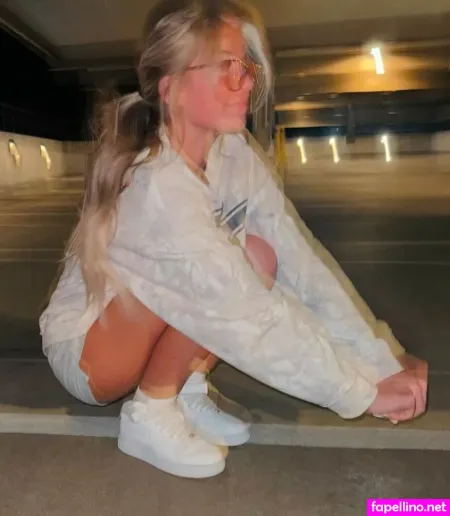 Sarah Lindstrom 1 OnlyFans Thumbnail #V5tgwkDrGA