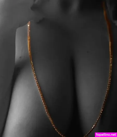 Sarahfahr9 OnlyFans Thumbnail #UV9qYRr1SN