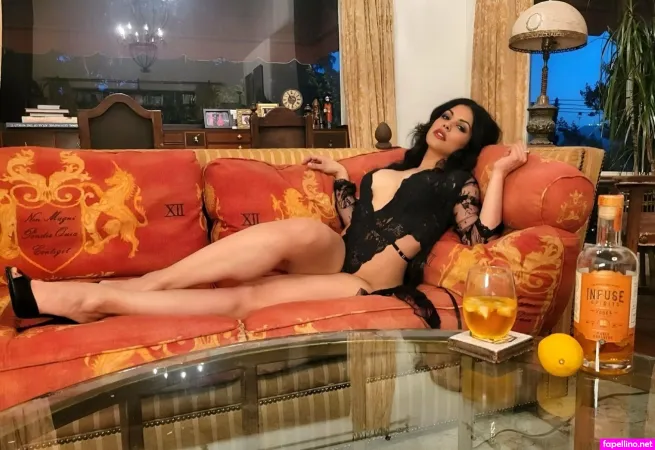 Saraloera OnlyFans Thumbnail #vXDlSxYN5s