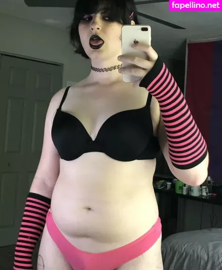 Scarlet Skeie OnlyFans Thumbnail #C9xTiaj8vR