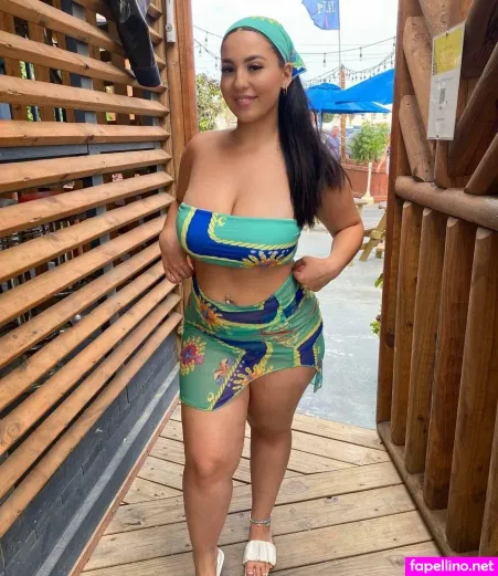 Selena Flores OnlyFans Thumbnail #2yJPppsEPP