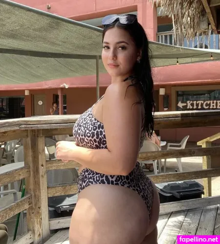 Selena Flores OnlyFans Thumbnail #v5E1OZPN8g