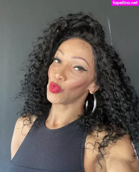 Shemale 23cm OnlyFans Thumbnail #nahwwbHhsO