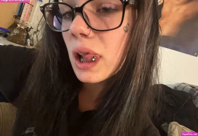 Shesyourgirlxo OnlyFans Thumbnail #eQ4W8mwA17