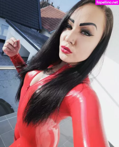 Shiny Queen OnlyFans Thumbnail #pH4bo4hVtj