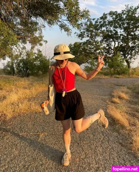 Shorthairednataly OnlyFans Thumbnail #9UQbWE1v7X