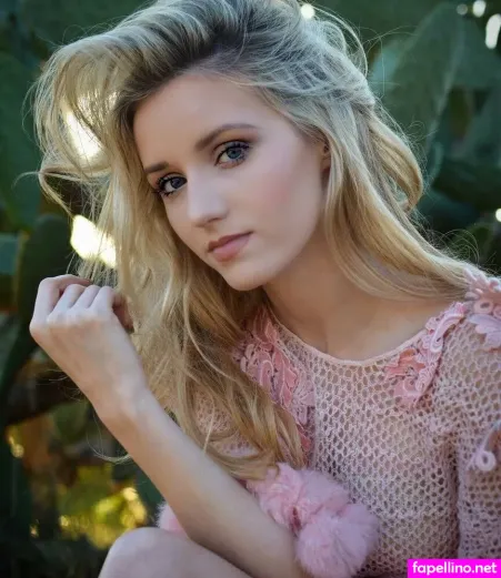Sloane Avery photo