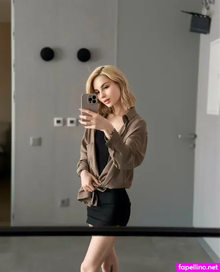 Sly Karina OnlyFans Thumbnail #33SpFbur8I