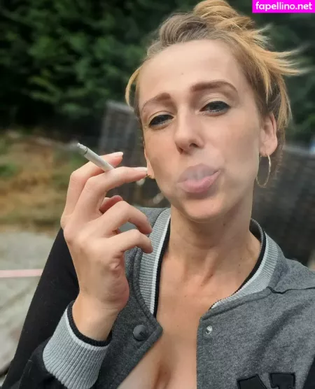 Smokingmom OnlyFans Thumbnail #Xn4pSgaSuo