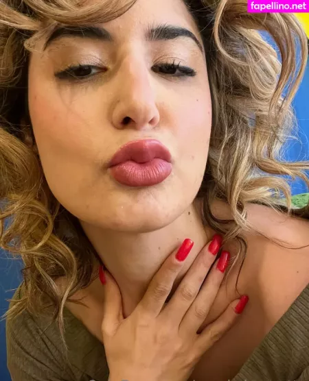 Snarkybrunette OnlyFans Thumbnail #W3HFBKtnQI