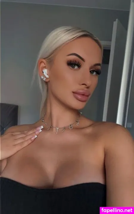 Sofie Christin OnlyFans Thumbnail #C3rpHdNAdo