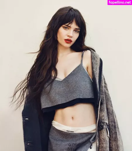 Sophie Thatcher OnlyFans Thumbnail #EHiahUxze0