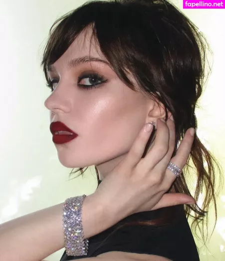 Sophie Thatcher OnlyFans Thumbnail #uEF3UDrFVm