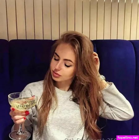 Star Roxy OnlyFans Thumbnail #yWhYERAofo