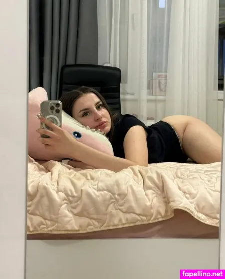 Starryscarlet OnlyFans Thumbnail #2vTonN4j9v