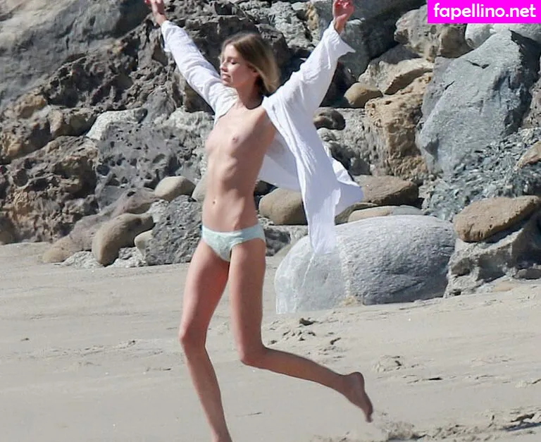 Stella Maxwell, stellamaxwell Nude Leaked OnlyFans Photo #4ELYhZ5bqZ