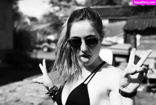 Suzanne Schulting OnlyFans Thumbnail #KvJhitbp5h