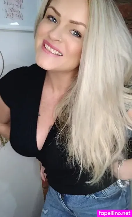 That Blonde Niki Main Profile Photo