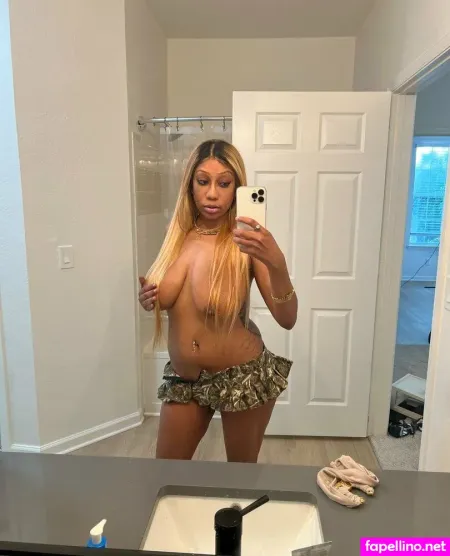 Theinfamousvee Main Profile Photo