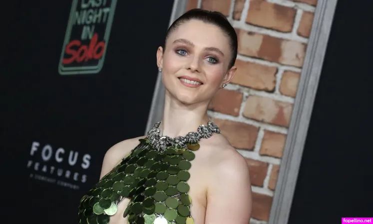 Thomasin Mckenzie OnlyFans Thumbnail #x400Sym59y