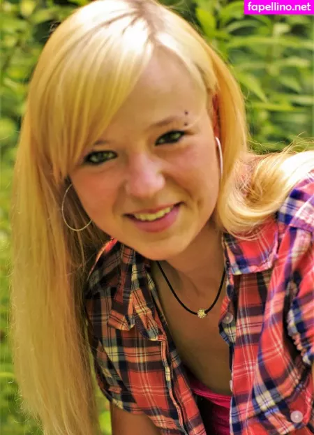 Tina Lffler OnlyFans Thumbnail #3iIR9RIFAT