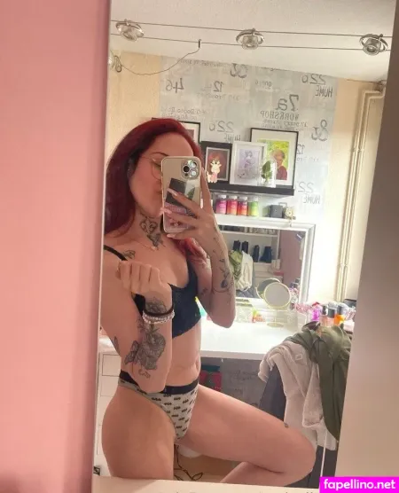 Typicallaurasophie OnlyFans Thumbnail #kMZDKk2l54