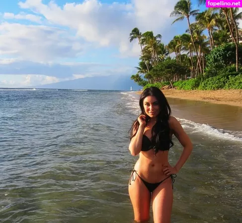 Uldouz Wallace OnlyFans Thumbnail #RUH5MsoWn2