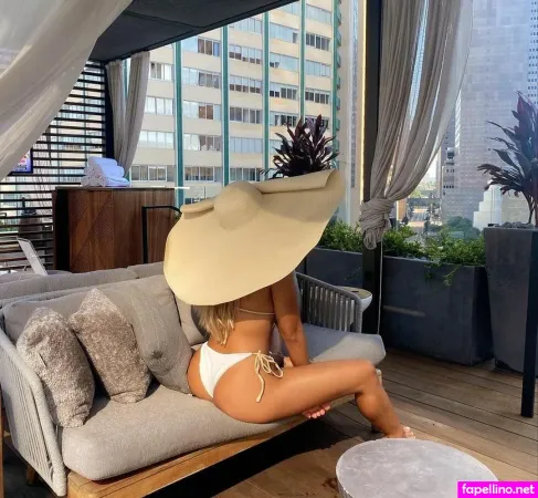 Valerie Saint Claire OnlyFans Thumbnail #khWPvPEE73