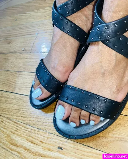 Vee Feet OnlyFans Thumbnail #24DXWHLi93