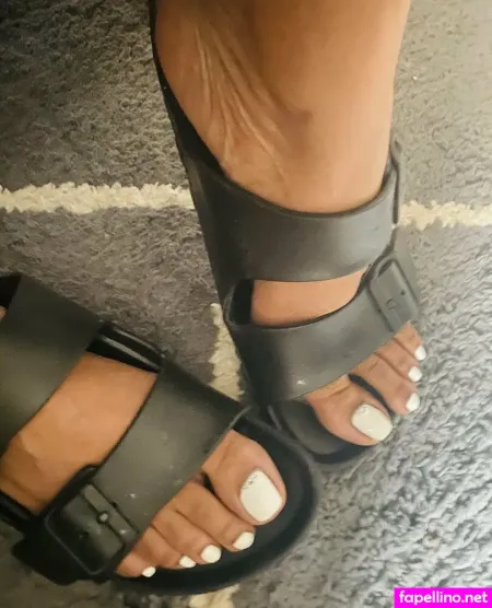 Vee Feet OnlyFans Thumbnail #P59dvoMFnr