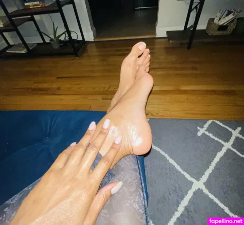 Vee Feet OnlyFans Thumbnail #Qjj1B2v8Al
