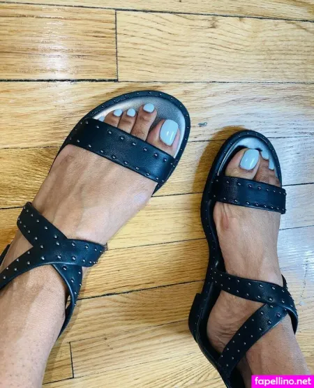 Vee Feet OnlyFans Thumbnail #W4f9Y79iO5