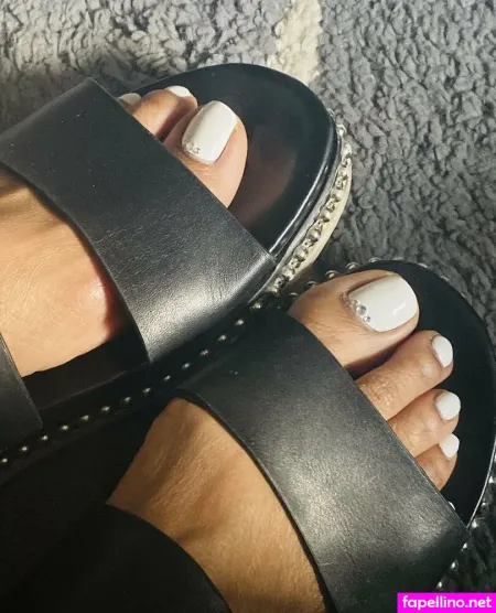 Vee Feet OnlyFans Thumbnail #kDv0kfvYcL