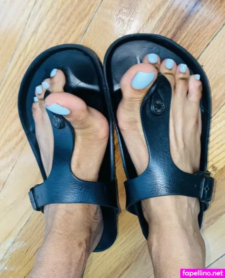 Vee Feet OnlyFans Thumbnail #l9ToHj30Kz