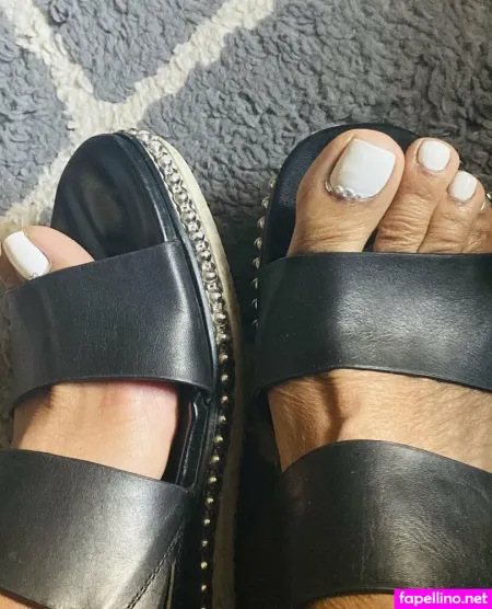 Vee Feet OnlyFans Thumbnail #oXzEi5wEoi