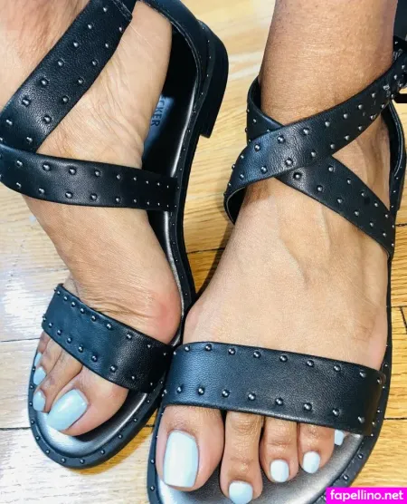 Vee Feet OnlyFans Thumbnail #poOtFiQkIJ