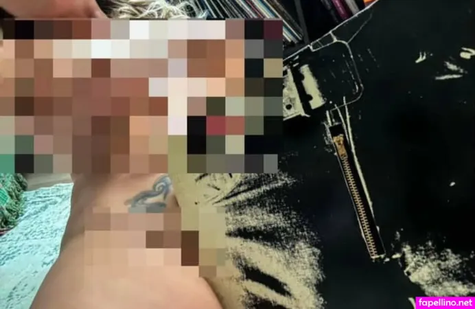 Vinylsanddials2 OnlyFans Thumbnail #Cf2KKoEN4G