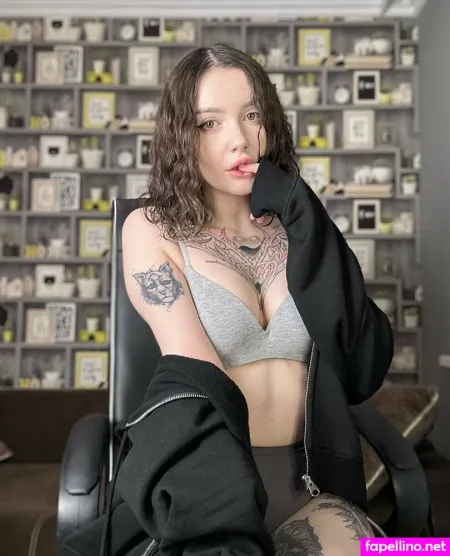 Violet Lilymoon OnlyFans Thumbnail #l5hairCmTA