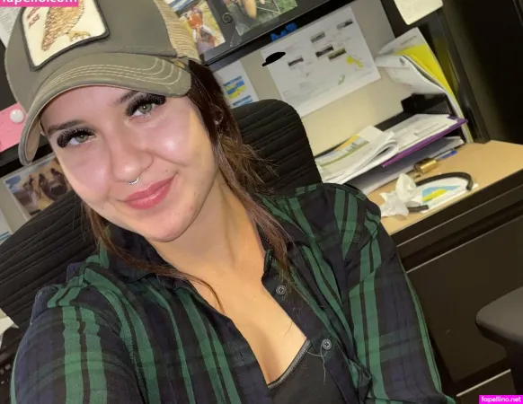 Whatsunderneath69 OnlyFans Thumbnail #stsQ3GMNRY