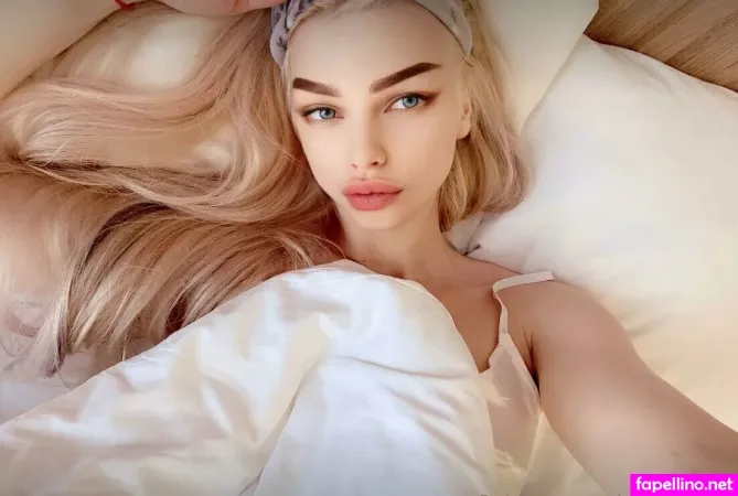 White Vikki OnlyFans Thumbnail #9JLZkDHg83