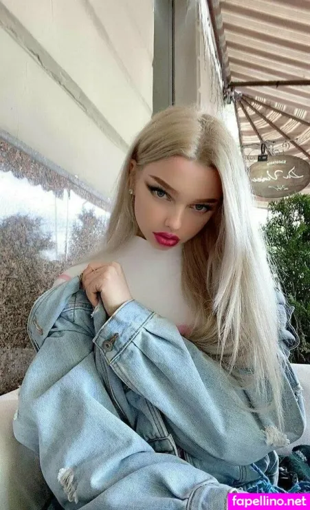 White Vikki OnlyFans Thumbnail #c8y8VFTFx1