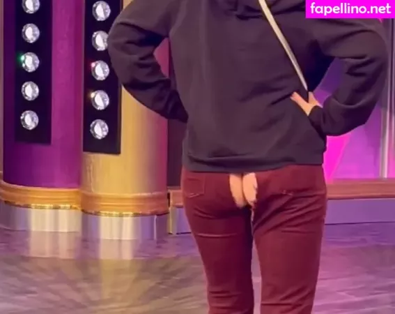 Whitney Cummings OnlyFans Thumbnail #mKr9LbEOm0