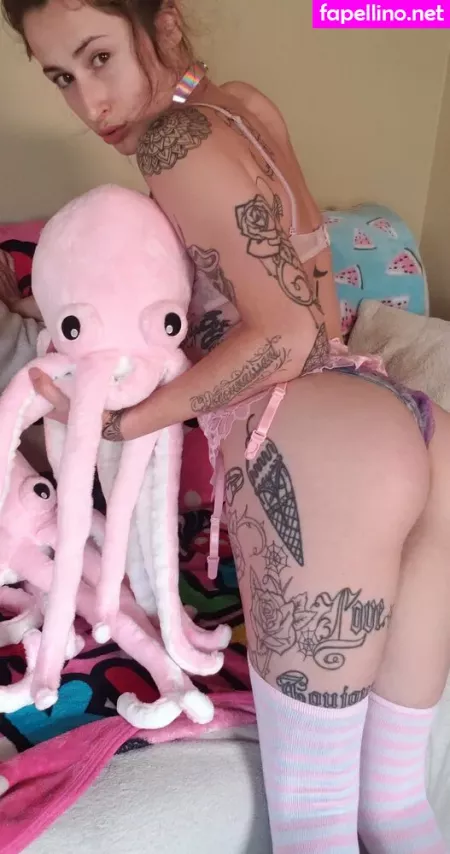 Winnietatefree OnlyFans Thumbnail #Dy3TzWwNeM