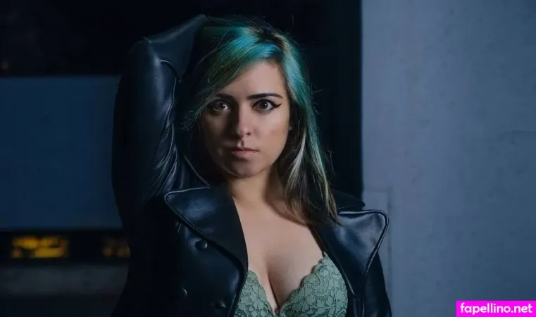 Yellow Spoon Girl Main Profile Photo