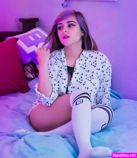 Yellow Spoon Girl OnlyFans Thumbnail #LvYQJUJo6w