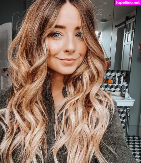 Zoe Sugg OnlyFans Thumbnail #9pVUPHFIil