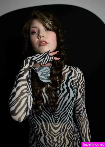 Zoeymoore OnlyFans Thumbnail #U0mMkm0QMZ